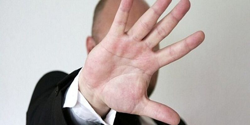 uomo contro l'attaccamento all'ingrandimento del pene